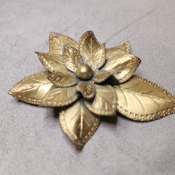 Art Deco Brass Fur Clips: Little Nemo Leaf Design, 1920s-30s - Picture 8 of 13